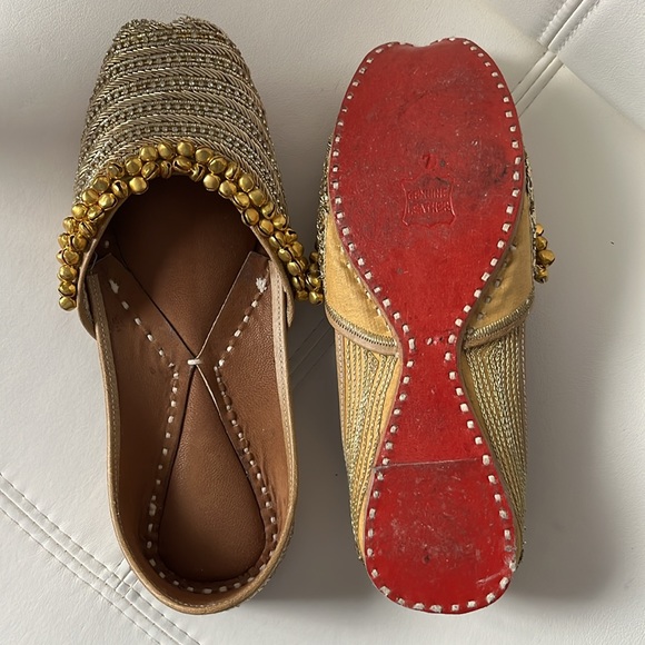 ✨2for15✨ Gold Indian jutti with zari work - Picture 3 of 7